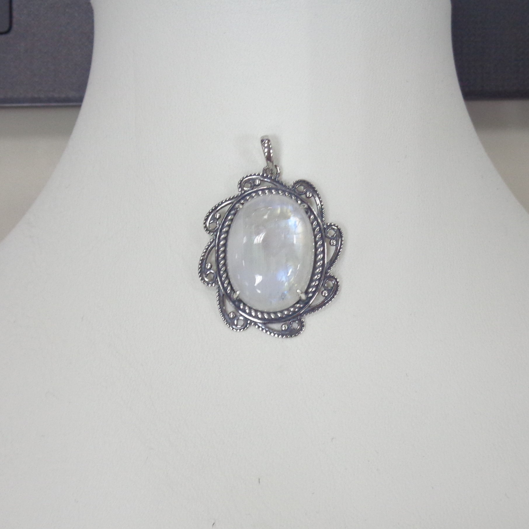 Серебряная подвеска с лунным камнем